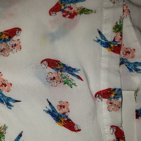 White Parrot Print Blouse Sz L Tie Front Roll-Tab Sleeves Light Novelty *STAIN* - Picture 12 of 12